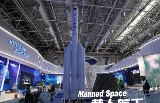 中国は2026年に月への有人飛行のために重いロケットを打ち上げる