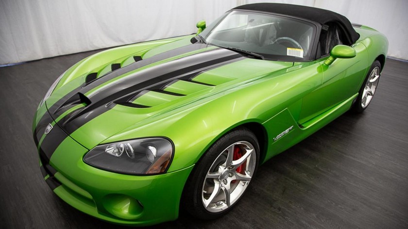 Dodge Viper 2010 é leiloado com 13 km de quilometragem