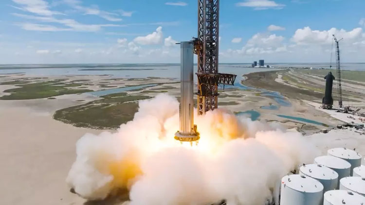 Der SpaceX Starship Super Heavy Booster wurde zum ersten Mal getestet, indem sieben Triebwerke gleichzeitig gestartet wurden