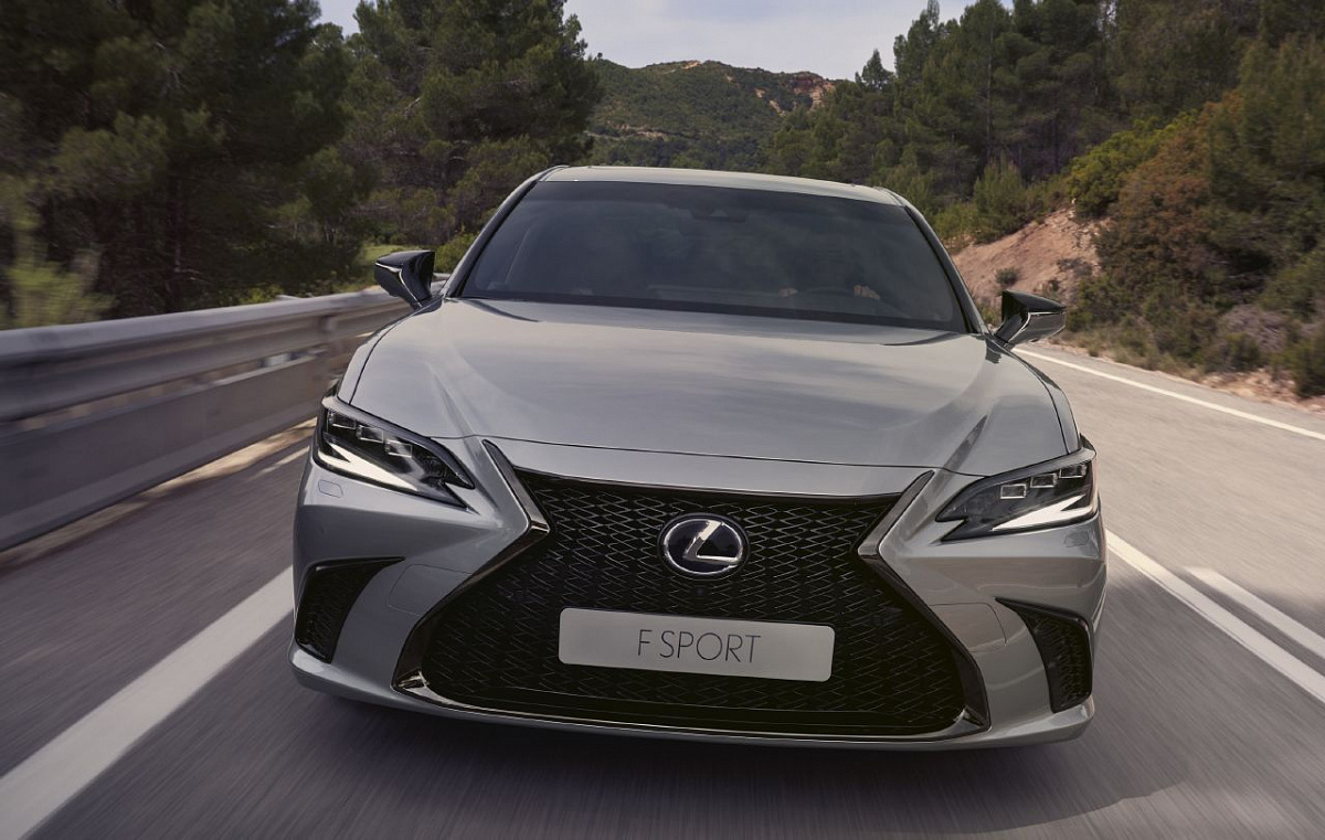 LEXUS enthüllt aktualisierte 2023 LEXUS ES Limousine