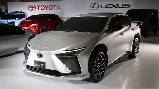 Lexus mostrou o crossover elétrico RZ 450e, que competirá com o Tesla Model Y