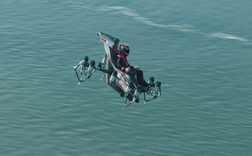Franky Zapata realiza acrobacias no novo drone JetRacer de assento único
