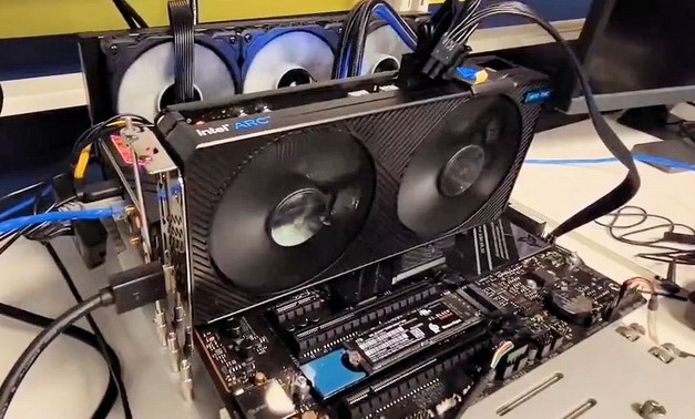 Intelは非参照ArcA380グラフィックカード自体をテストしました