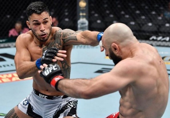 UFC 264에서 오마리 아크메도프가 브래드 타바레스에게 패했다.
