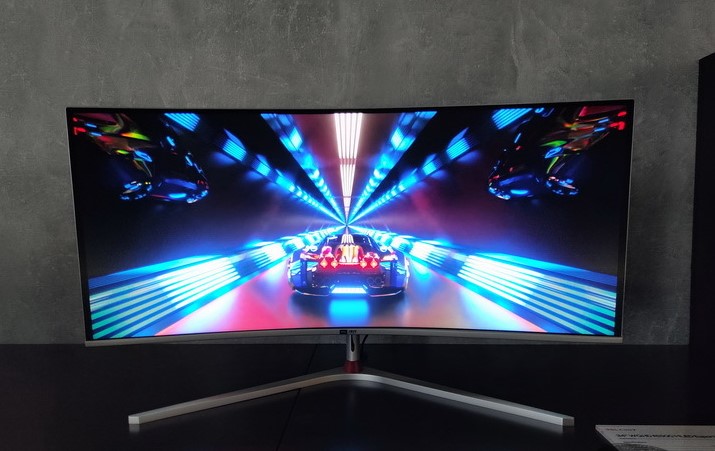 TCL enthüllt den Prototyp des weltweit ersten gebogenen Gaming-Monitors mit Mini-LED-Hintergrundbeleuchtung