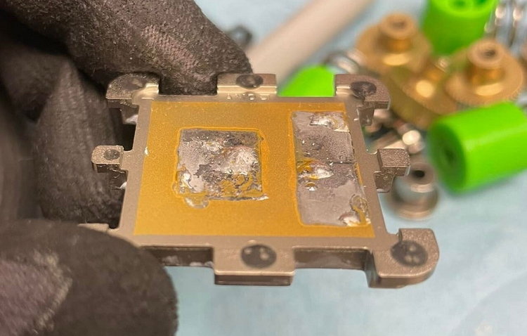 Ryzen 7000 è già stato smontato: la foto mostra lo spessore del coperchio e della saldatura