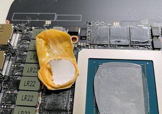 NVIDIA GeForce RTX 3090 FE 내부에서 정상적인 냉각을 방해하는 외국 고무 제품이 발견되었습니다.