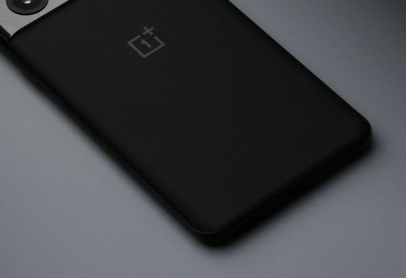 OnePlus는 새로운 스마트 폰 10R 출시를 준비하고 있습니다.