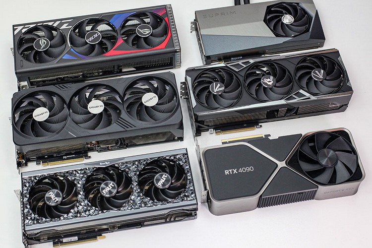 Les journalistes ont déballé les cartes vidéo NVIDIA GeForce RTX 4090 et les ont montrées