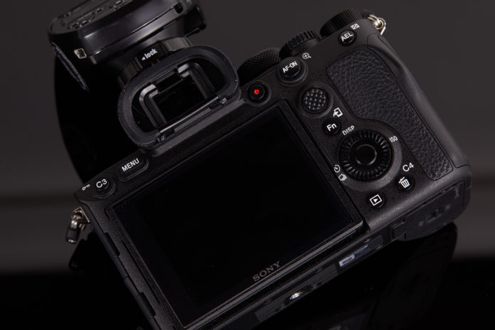 Sony A7R V는 693개의 위상 포인트로 자동 초점을 받습니다.