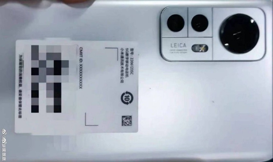 첫 번째 사진에 표시된 Leica 카메라가 장착된 Xiaomi 12s