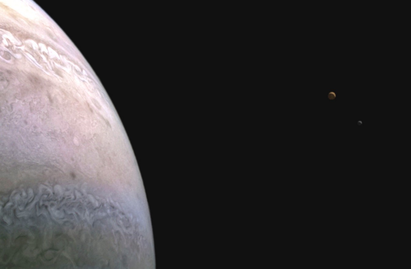 La sonde spatiale Juno a repéré Jupiter et ses deux lunes, Io et Europe, en même temps.