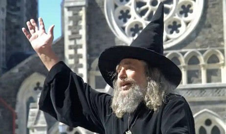 ニュージーランド人は、彼が解雇されたときだけ州の魔術師がいることを知って驚いた