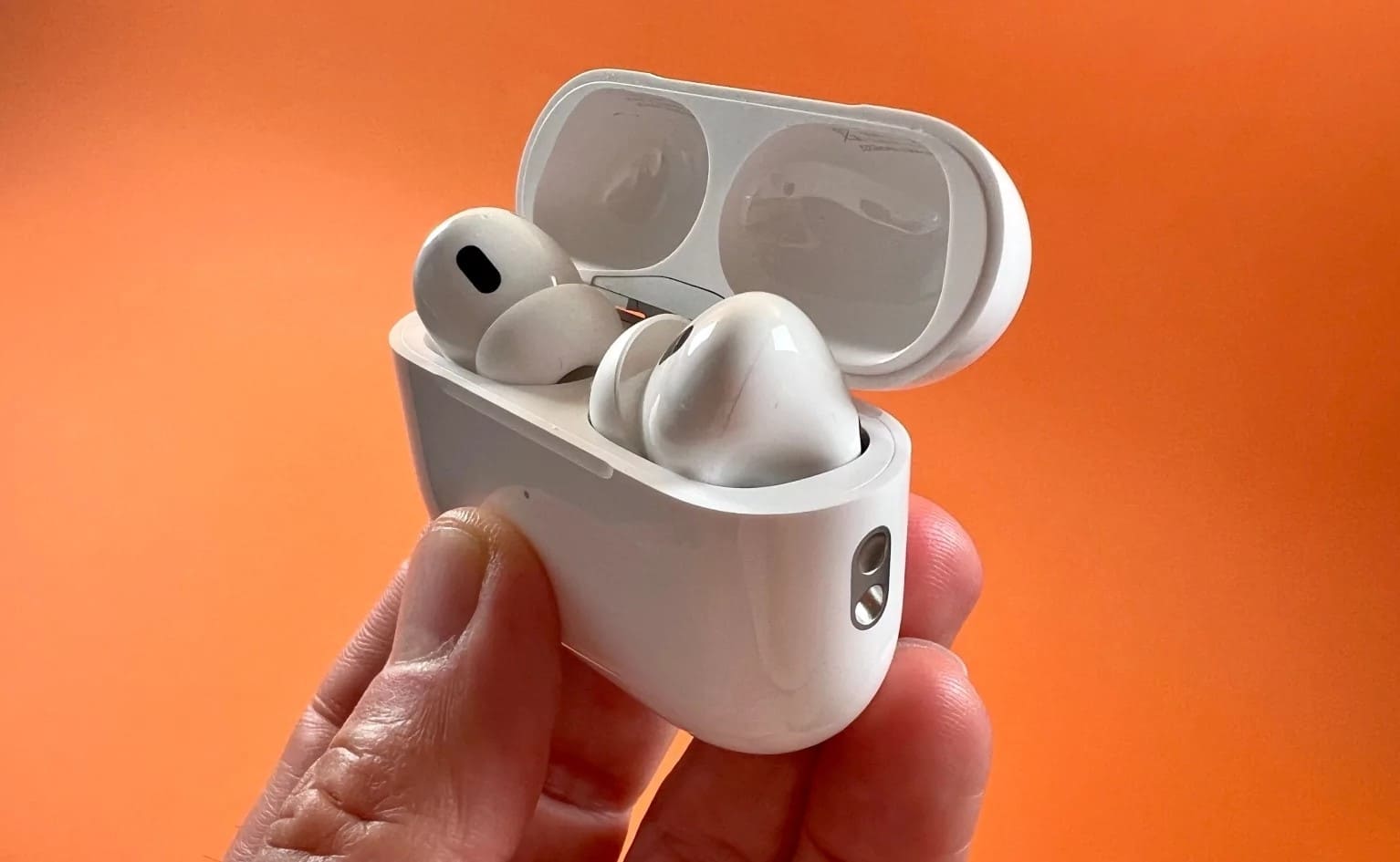 Apple은 사용자의 청력을 모니터링하는 기능을 AirPod에 추가할 예정입니다.