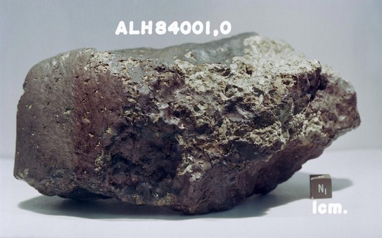 La ricerca della vita su Marte: gli scienziati hanno studiato le molecole organiche in un meteorite marziano