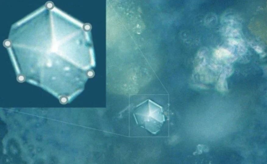 科学者たちは、チェリャビンスク隕石にエキゾチックな結晶を発見しました