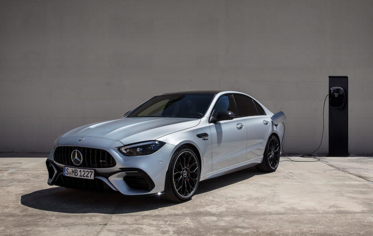 La Mercedes-AMG C63 S hybride 2023 fait officiellement ses débuts