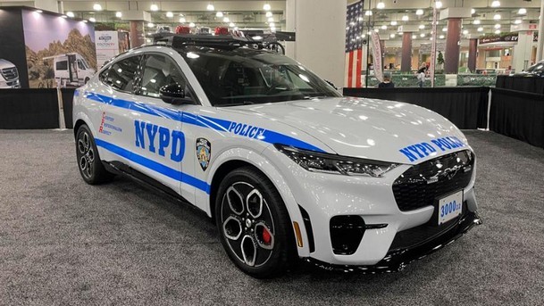 Carro elétrico Ford Mustang Mach-E entrou em serviço com o Departamento de Polícia de Nova York