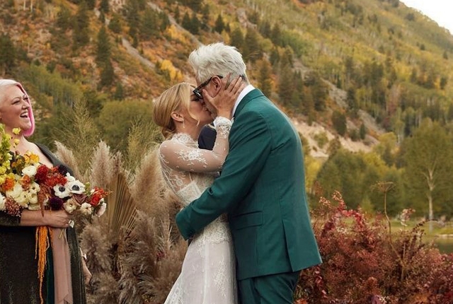 ジェームズ・ガンとジェニファー・ホランドは、7年間の関係の後に結婚しました