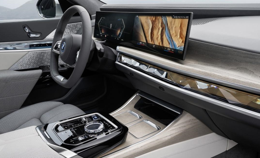 BMW manterrà il controller rotante iDrive su auto di grandi dimensioni dove lo schermo è difficile da raggiungere