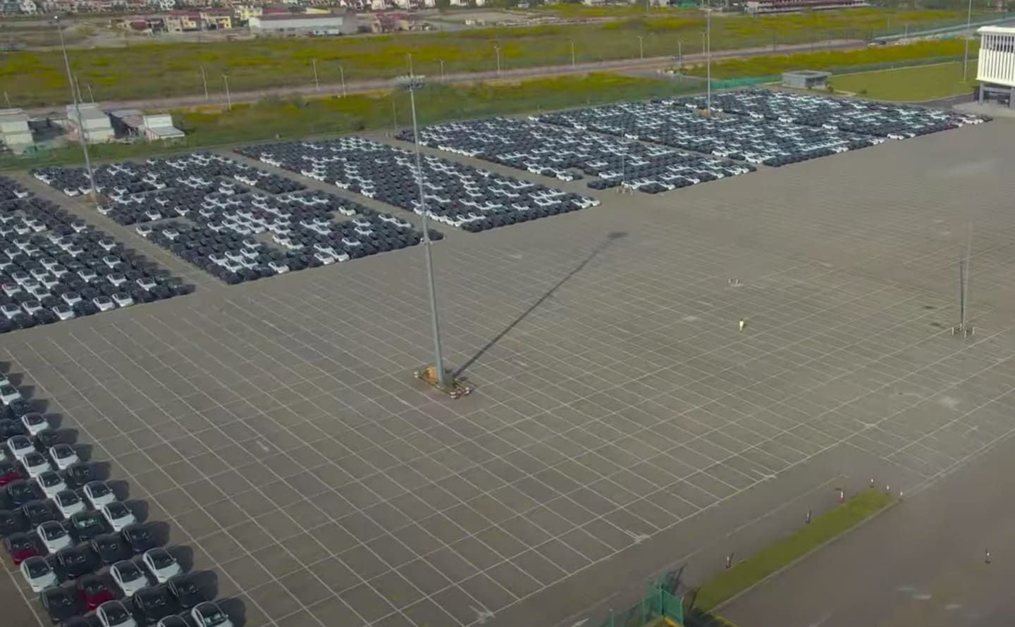 Milhares de Tesla Model 3 atualizados foram fotografados antes do envio para a Europa
