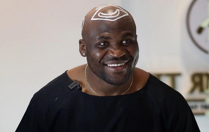 Francis Ngannou ist bereit, in einer Telefonzelle gegen Tyson Fury zu kämpfen