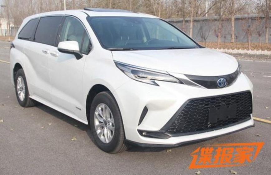 Toyota ha introdotto un nuovo minivan Toyota Granvia