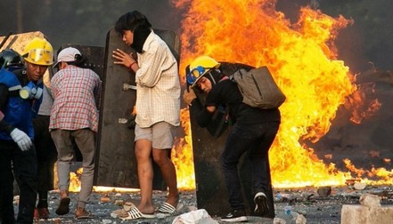メディアはミャンマーでの爆撃とインターネットのシャットダウンを報告します