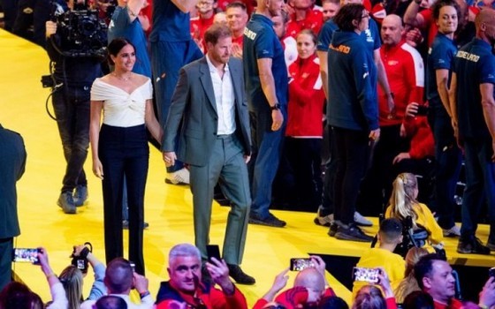 Meghan Markle e il principe Harry si baciano in pubblico