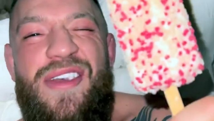 コナーマクレガーの奇妙な行動はファンに警告しました