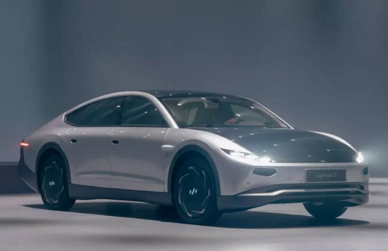 La startup Lightyear presenta la prima auto al mondo a energia solare