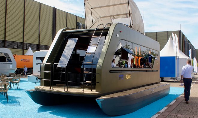 Il camper Caracat si trasforma facilmente in un catamarano per i viaggi in mare