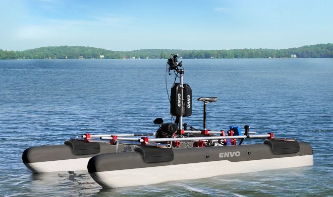 エンボは、水で走行するために電気自転車を導入しました