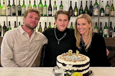 リース・ウィザースプーンとライアン・フィリップは、息子のディーコンの18歳の誕生日を一緒に祝いました
