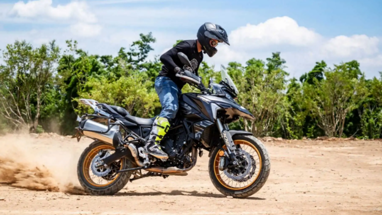 Benelli présente la nouvelle moto TRK702 en Chine