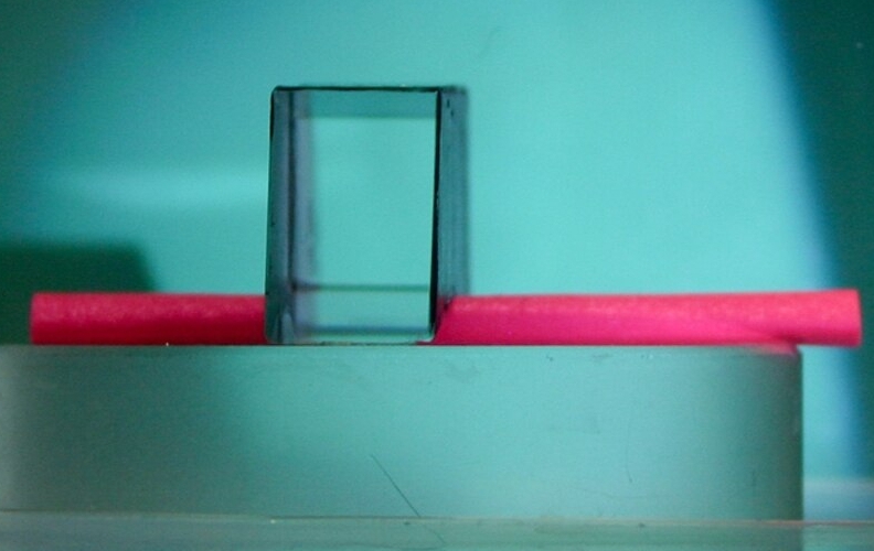 Il nuovo processo rende i materiali artificiali trasparenti o invisibili