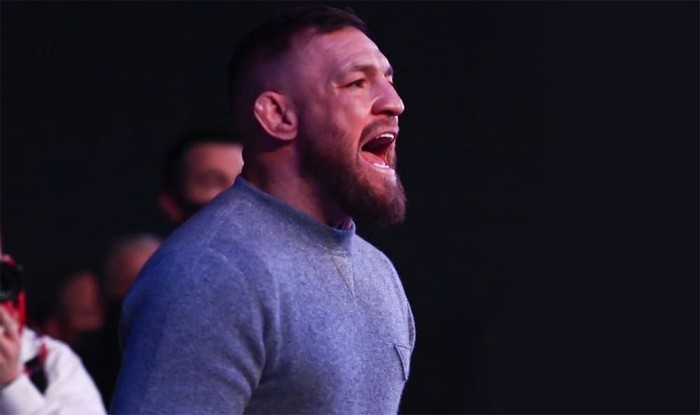 Conor McGregor si avvicina a Charles Oliveira