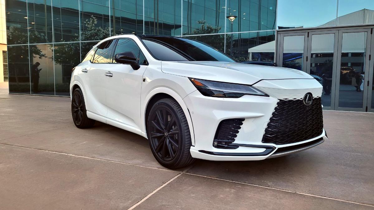LEXUSは第5世代のLEXUS RXクロスオーバーを導入しました