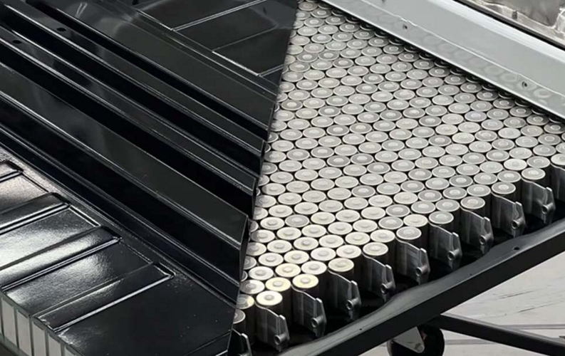 Gli ingegneri Tesla descrivono un nuovo tipo di batteria con una durata di 100 anni