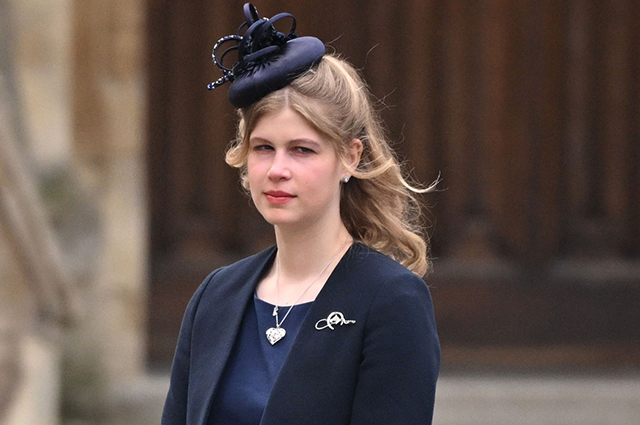La nipote della regina Elisabetta II ha ottenuto un lavoro come assistente cassiera