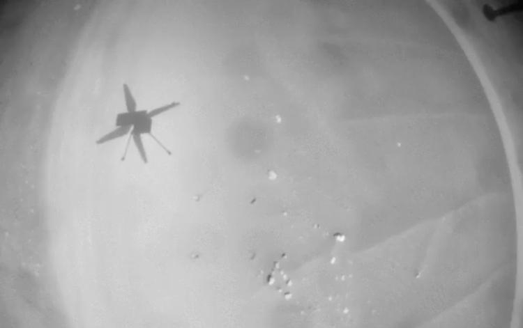 La NASA ha pubblicato un video dell'elicottero marziano Ingenuity durante un volo di 704 metri