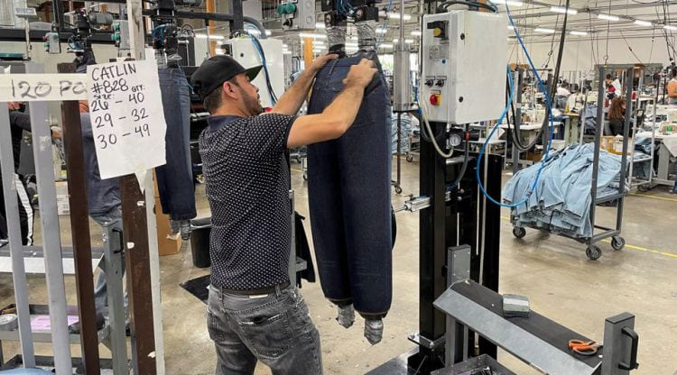 Siemens hat Robotern das Nähen von Jeans beigebracht
