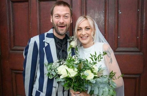 O astro do Casabian Tom Meighan se casa com sua parceira após se declarar culpado de agredi-la