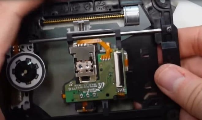 Un passionné a créé un microscope laser à partir d'un vieux lecteur Blu-ray