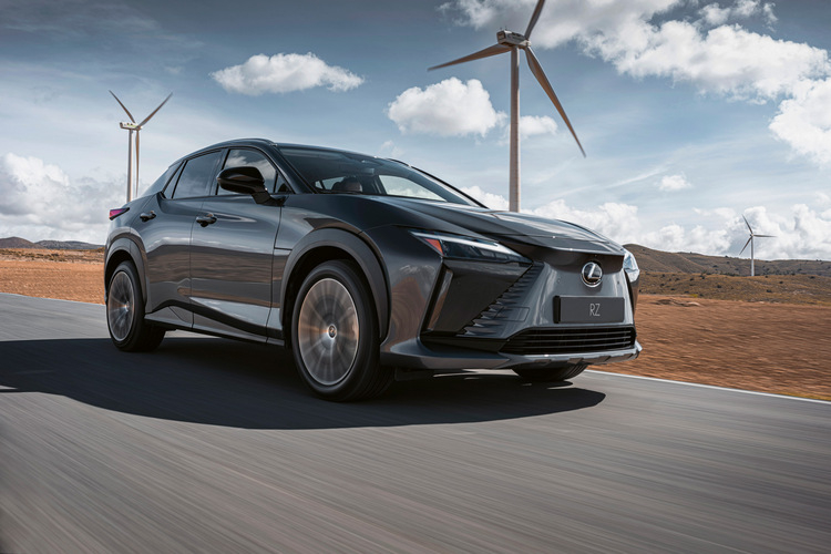 Lexus présente la RZ, la première voiture électrique de la marque