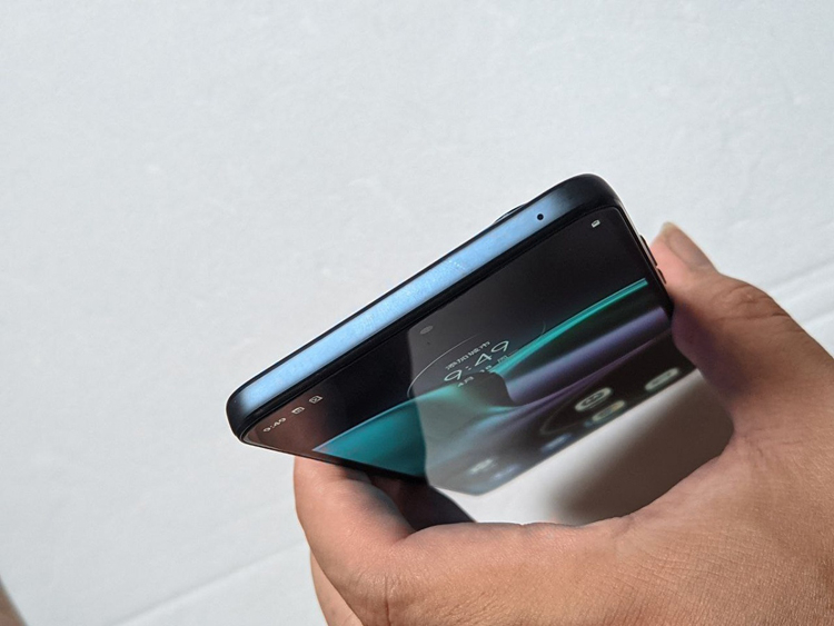 Motorola sta preparando uno smartphone Edge 30 con schermo a 144Hz, chip Snapdragon 778G Plus e jack per le cuffie