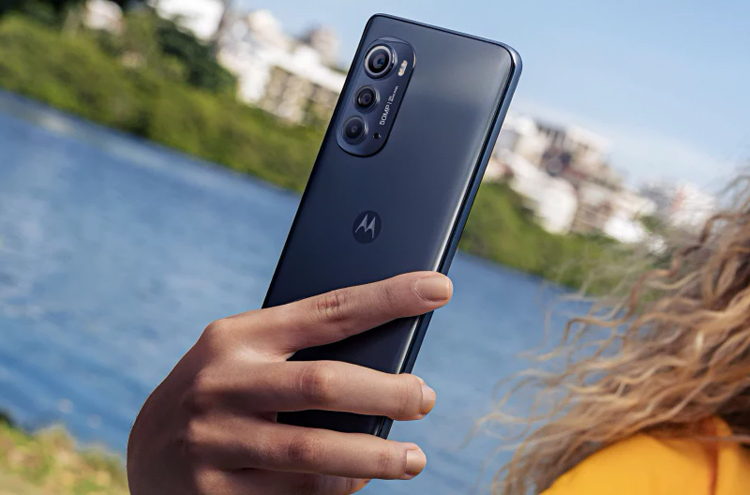 Presentato lo smartphone Motorola Edge (2022) con display a 144Hz e fotocamera da 50MP