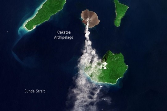 Splendida foto dallo spazio: una nuova eruzione del vulcano Krakatoa