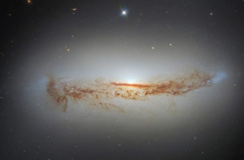 Il telescopio Hubble ha fotografato una galassia con un buco nero attivo