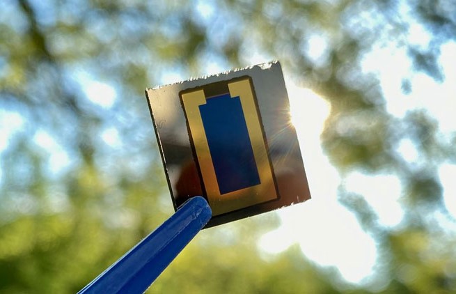 Scienziati tedeschi hanno sviluppato una cella solare flessibile con un'efficienza record di oltre il 24,9%